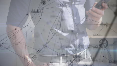sosteniendo un teléfono inteligente, persona con conexiones a la red y animación de procesamiento de datos