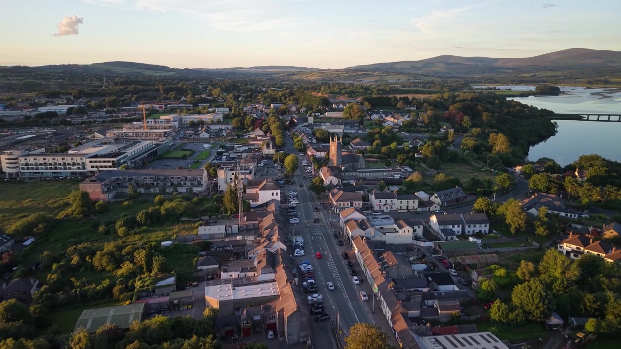 Hovedgate i Blessington by, gyllent lys, luftfoto med Blessington Lakes-landskap. Irland