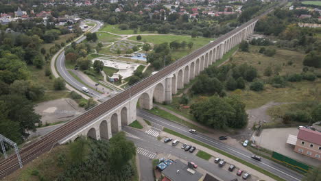 vista aérea del viaducto ferroviario sobre el río bobr y el skatepark en bolesławiec, baja silesia, polonia.
