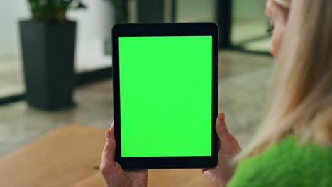mujer de negocios viendo la tableta chromakey en la mesa de cerca. mujer usando computadora