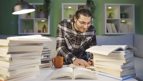 Estudiante-Universitario-Exitoso-Estudiando.