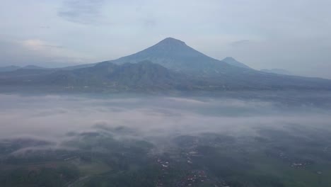 Toma-Aérea-Mística-Sobre-El-Paisaje-Tropical-Cubierto-De-Niebla-Durante-La-Mañana-Soleada-Y-El-Día-Nublado---Montaje-Masivo-Sumergido-En-El-Fondo