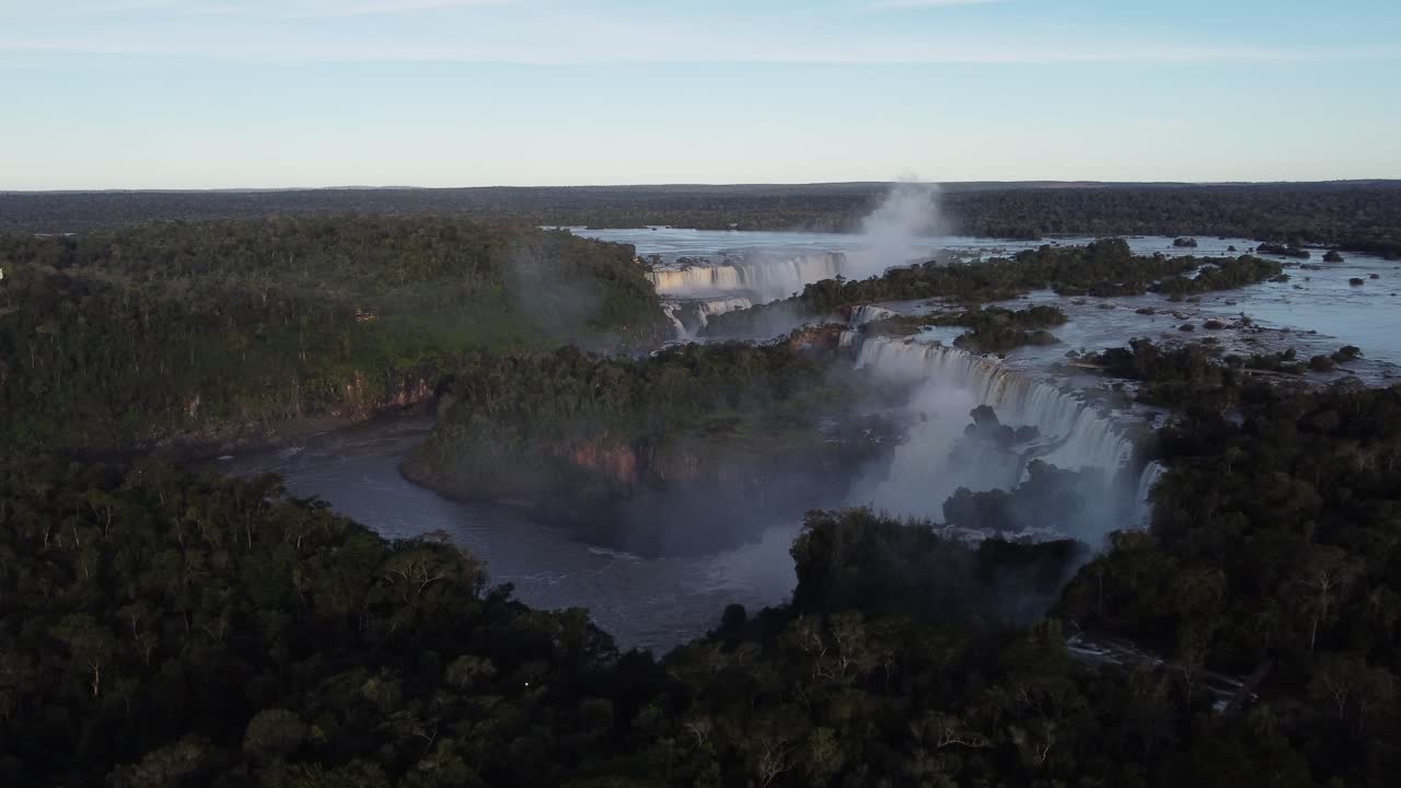 아르헨티나와 브라질의 이과수 폭포와 식물이 있는 깊은 열대우림의 공중 파노라마