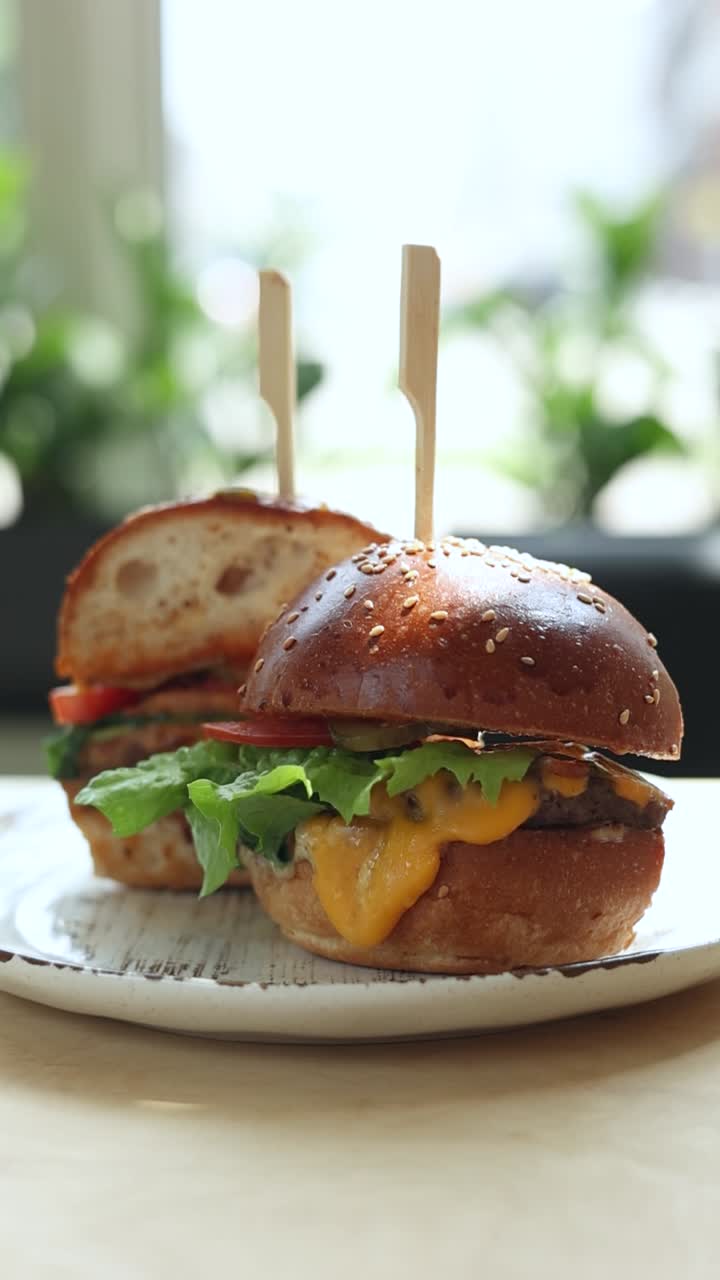 dos deliciosas hamburguesas con queso en un plato