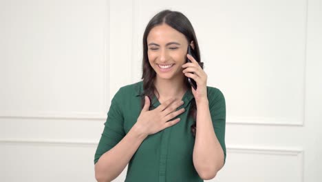 mujer india feliz hablando en una llamada