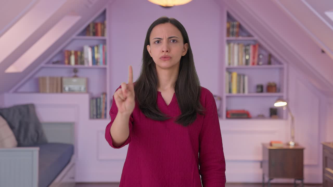 mujer india enojada deteniendo a alguien