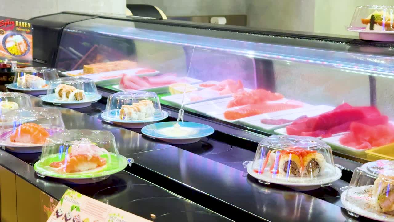 컨베이어 벨트 에 움직이는 수시 접시