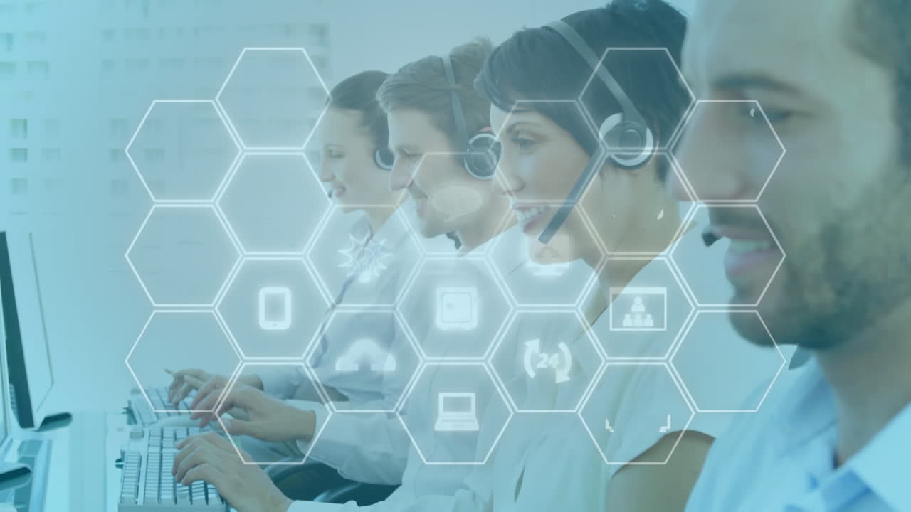 Equipo animado multiétnico de call center con iconos tecnológicos que muestra comunicación laboral digital