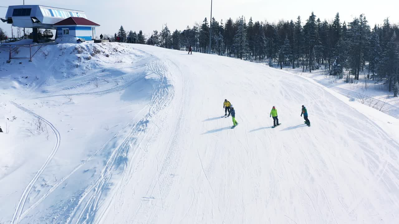 산악 스키 리조트 에서 은 겨울 날 을 즐기는 스키 선수 들 과 스노우보드 선수 들