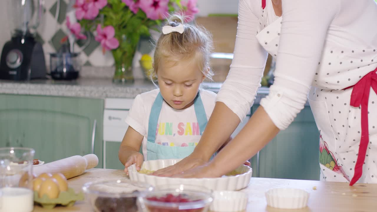 madre e hija horneando un pastel casero