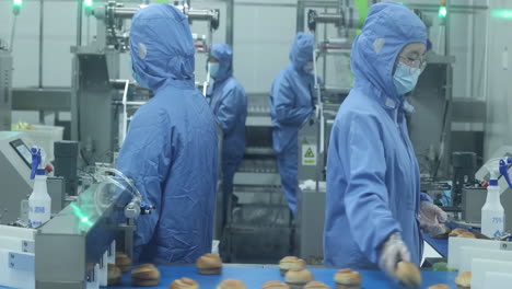 embalaje de producción en masa de productos de pan picado a mano de pastelería gourmet