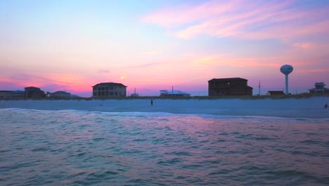un dron se mueve suavemente revelando la hermosa costa de florida al atardecer