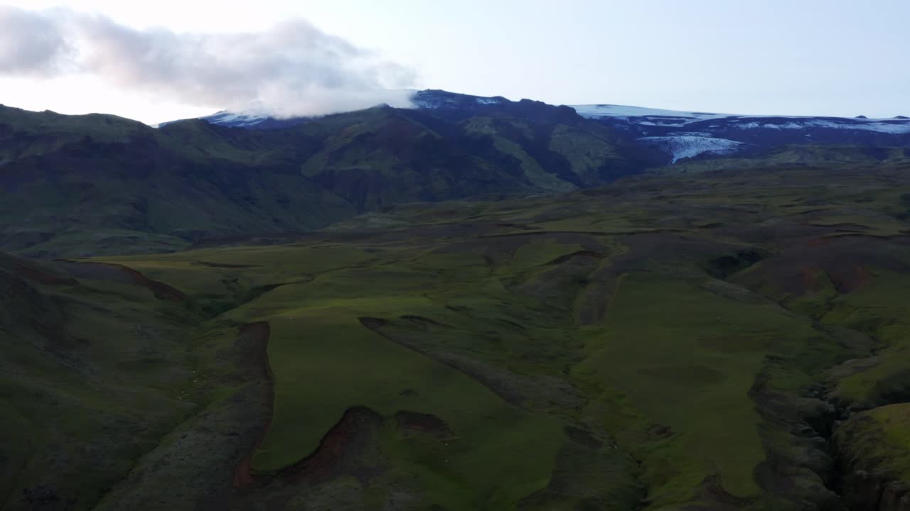 paisaje de verano en skógar, sur de islandia - toma aérea