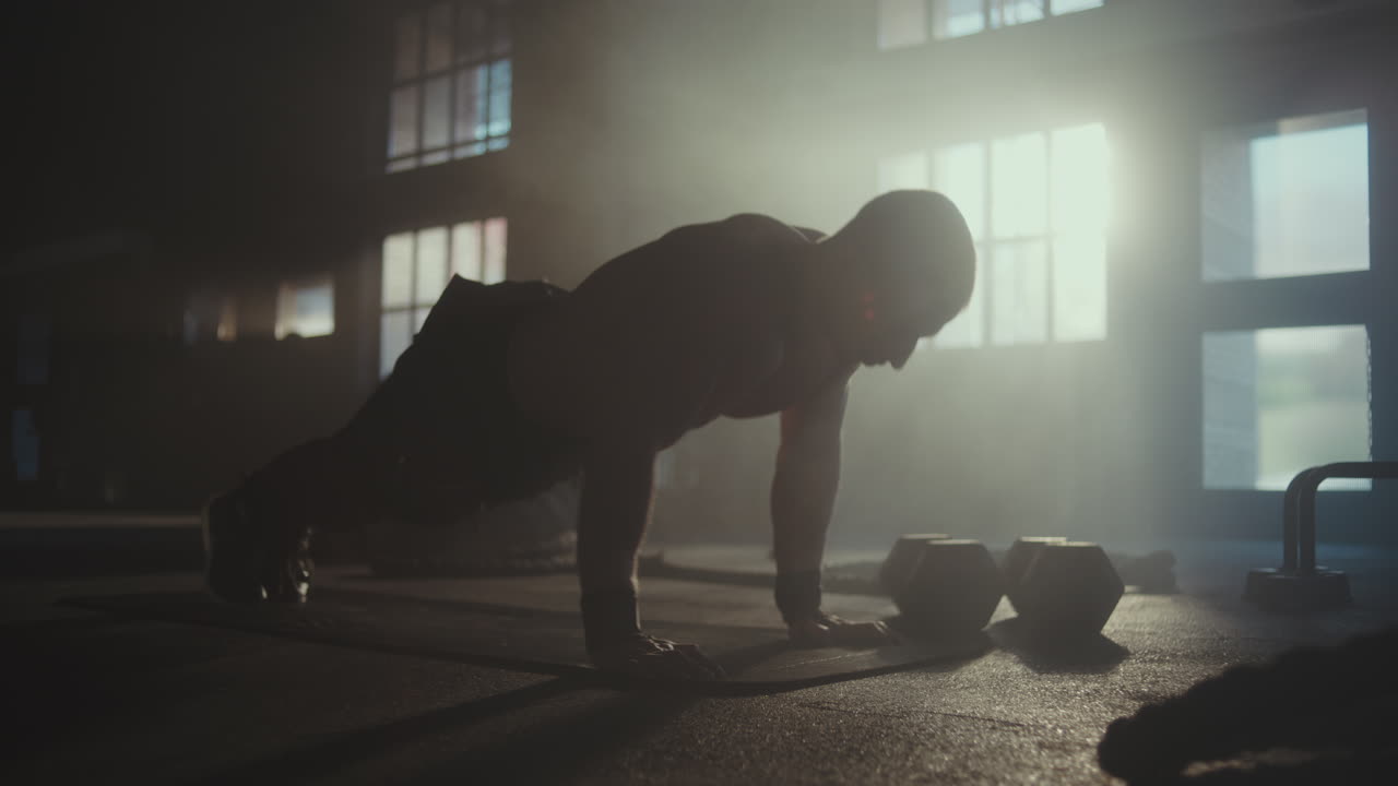 체육관에서 푸시업을 하는 남자