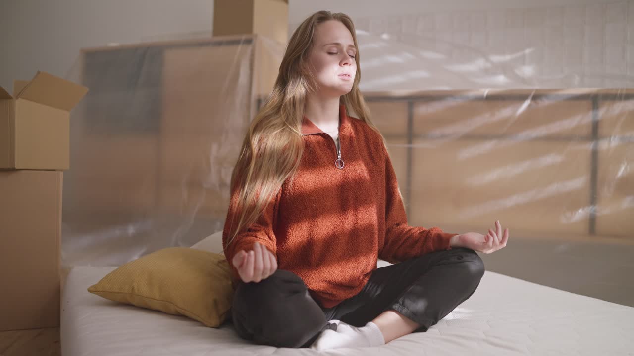 mujer meditando en un nuevo hogar durante una mudanza