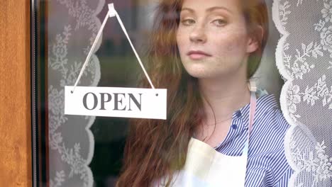 una barista cerrando la puerta