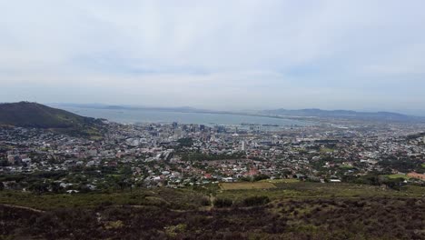 vista panorámica de una ciudad desde el punto de vista de table mountain en ciudad del cabo, sudáfrica