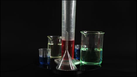 varios líquidos de colores en vasos y cilindros