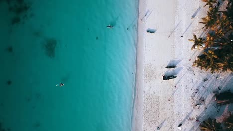 Magnífico-Vuelo-Aéreo-A-Vista-De-Pájaro-Tiro-De-Drone-De-Agua-Turquesa-Paraíso-De-Arena-Blanca-Playa-De-Ensueño-Y-Olas-En-La-Costa-En-Zanzíbar,-áfrica-Tanzania-2019