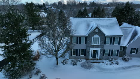 Casas-Suburbanas-Americanas-En-La-Nieve-Del-Invierno