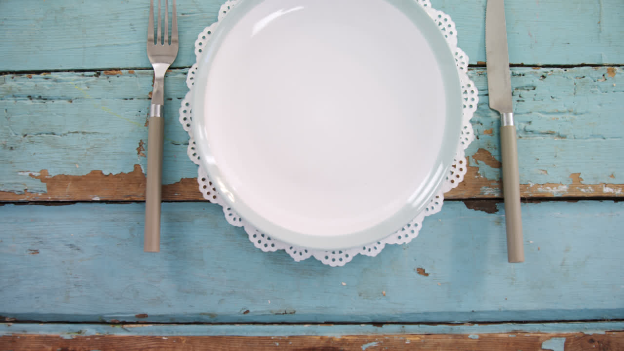 나무 테이블 4k에 다양한 식구