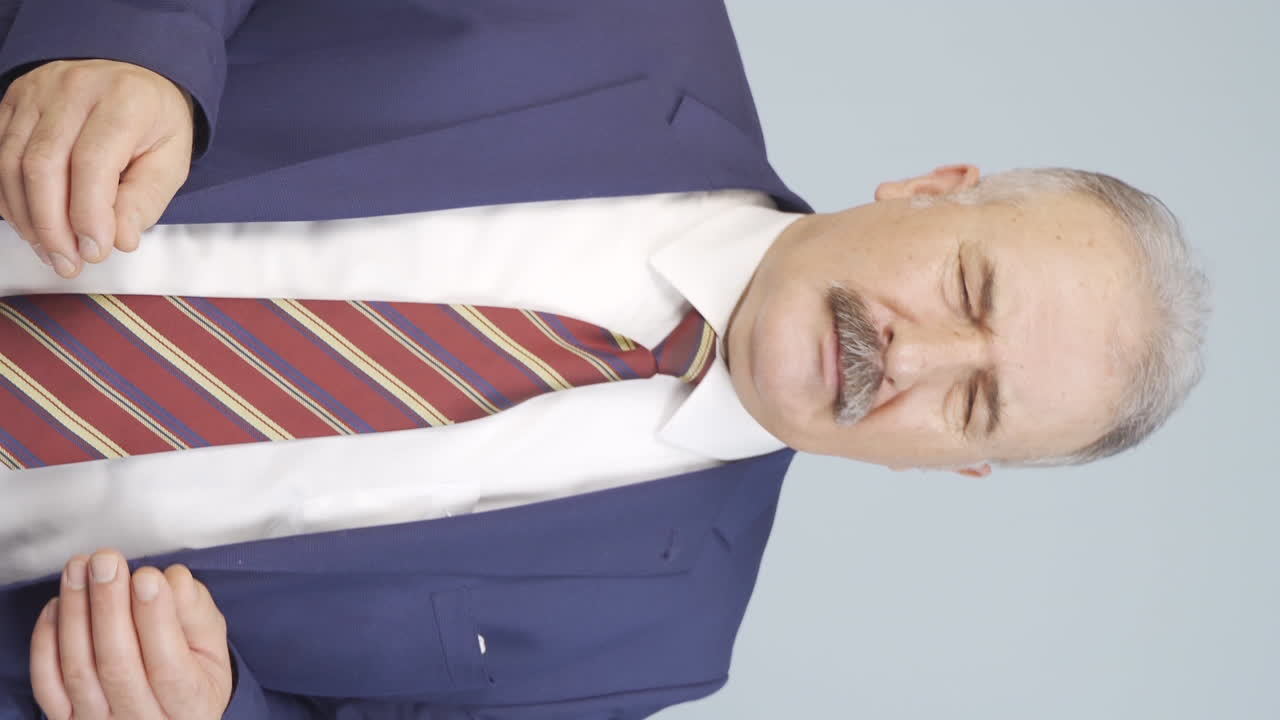 재채기하는  ⁇ 은 사업가의 수직 비디오.