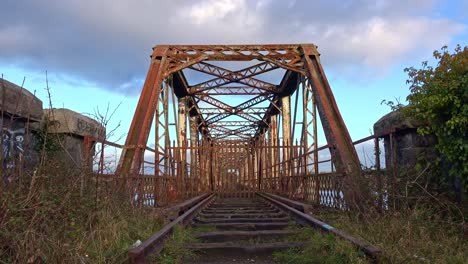 waterford el puente de hierro rojo, antiguo puente ferroviario en la línea ferroviaria cerrada que cruza el río suir