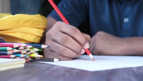 dibujo de un niño con lápices de colores