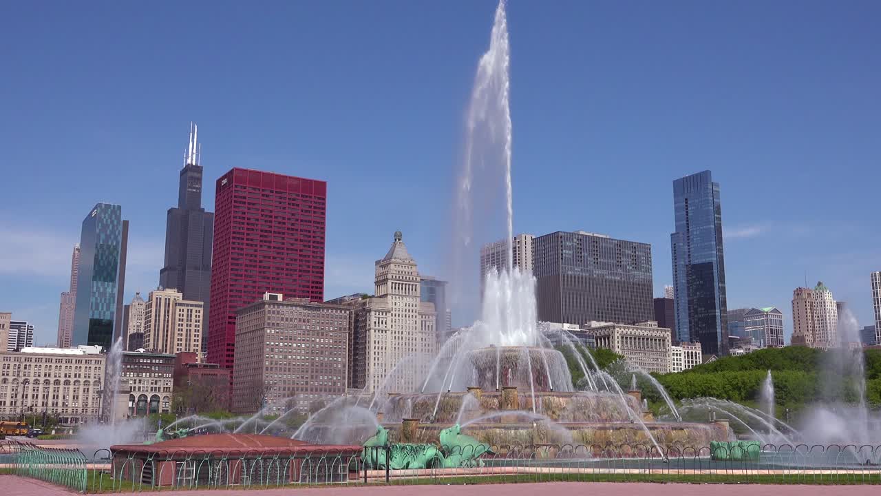 분수가 있는 시카고 시내의 설정 샷
