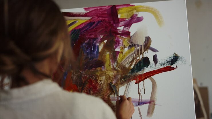 Pintor talentoso usando espátula de pintura no estúdio