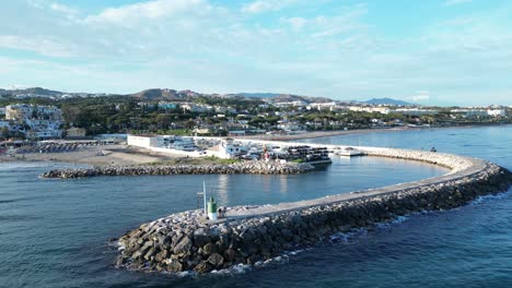 vistas aéreas de drones desde un muelle en una playa en el sur de españa al atardecer