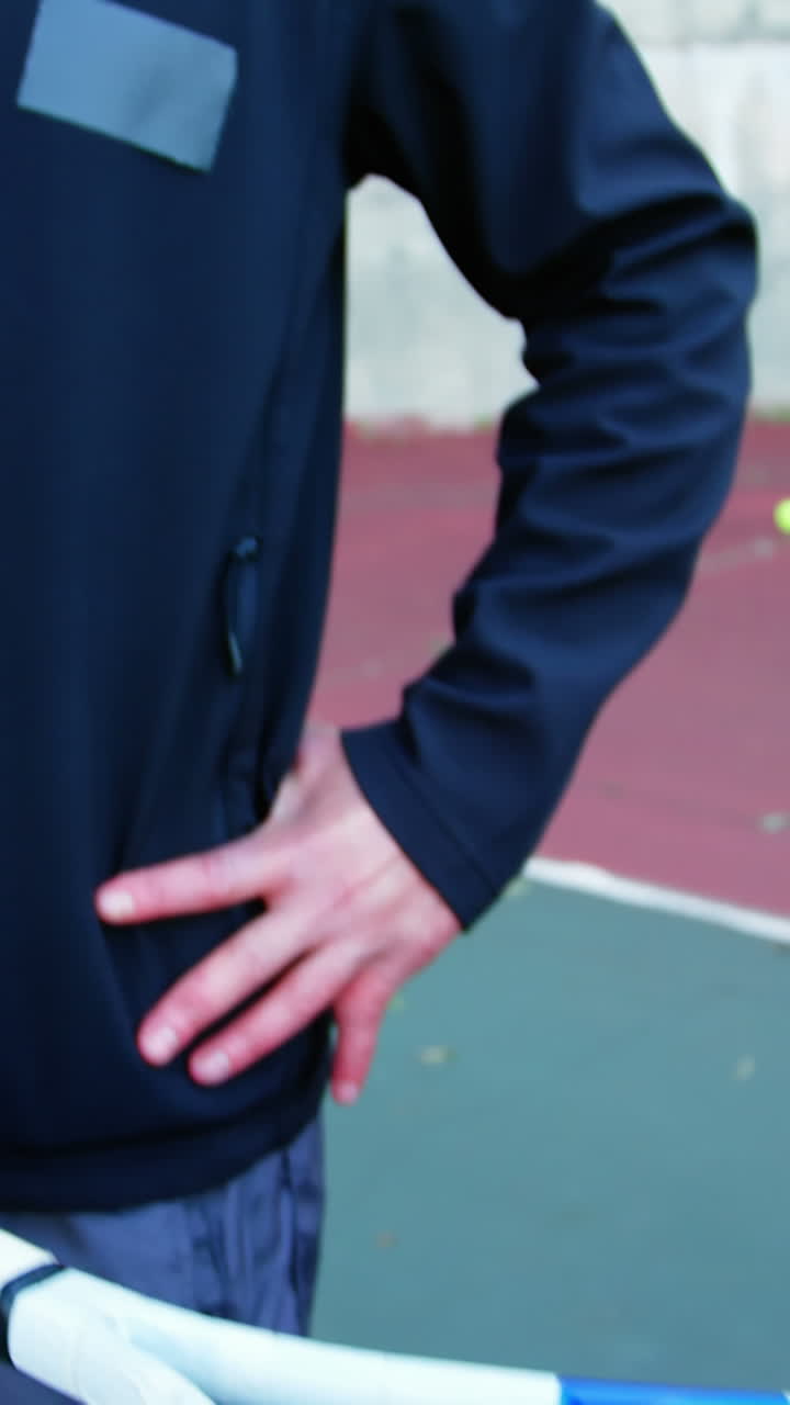 Uomo attivo che gioca a tennis