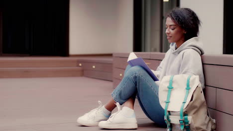 una chica afroamericana en el campus de la universidad.
