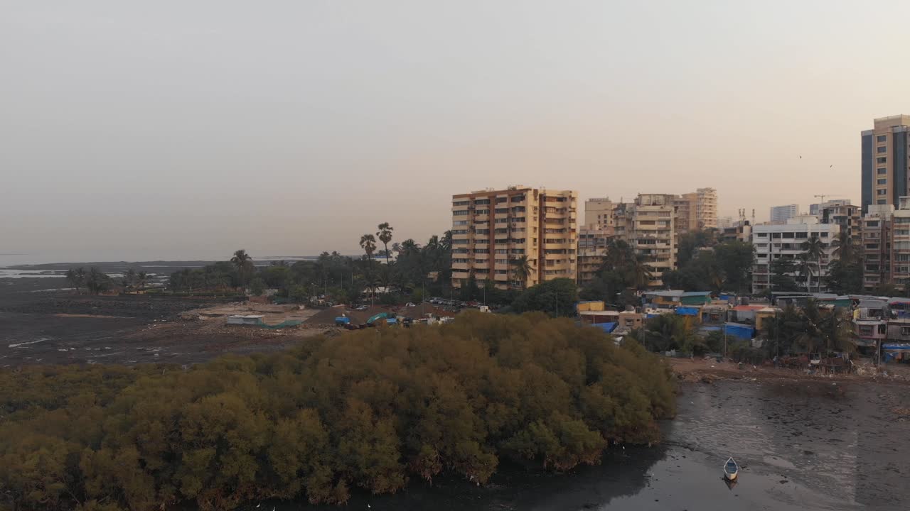 Ripresa ascendente sulla costa di Mumbai all'alba con la bassa marea