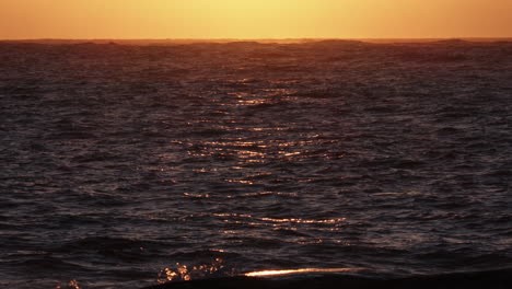 toma en cámara lenta de olas en el mar de skagerrak, en la isla de justoya, en una mañana soleada, en aust-agder, noruega