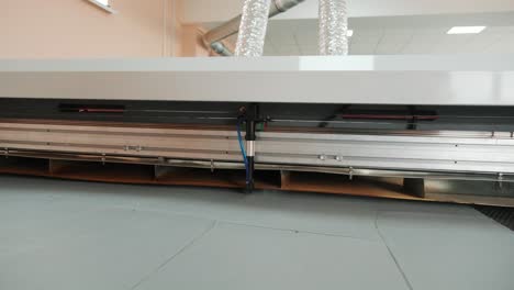 máquina cnc para cortar telas, materiales textiles y cuero, marcado y medición por láser. producción moderna de calzado.