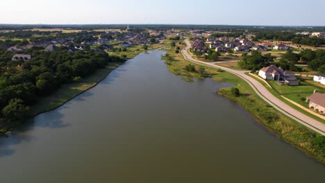 Luftaufnahme-Des-Stadtsees-Von-Den-Mautbrüdern-In-Flowermound,-Texas