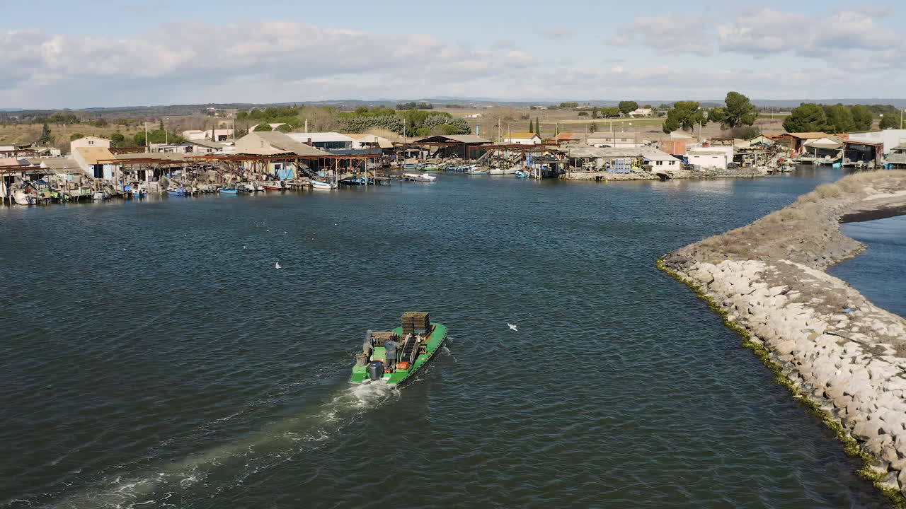Pescatori su una barca per ostriche in arrivo al porto di Mourre Blanc, ripresa aerea con drone