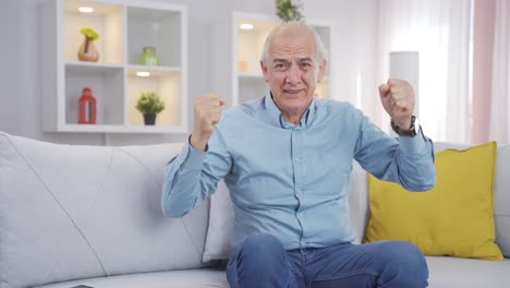 Alter-Mann-Erlebt-Freude-Beim-Blick-In-Die-Kamera.