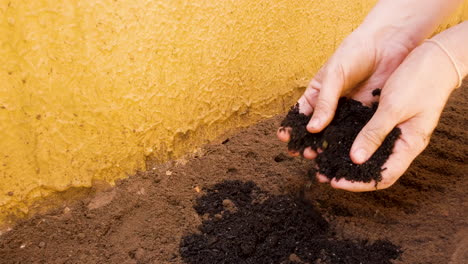 Dünger-Unter-Die-Erde-Geben,-Um-Im-Garten-Pflanzen-Zu-Können