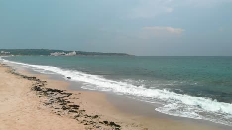 imágenes aéreas - disparo de drones bajo a la orilla del mar, frente al agua - sozopol, bulgaria