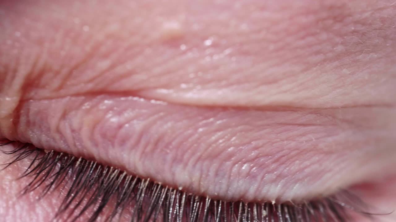 어두운 방 11에서 사람의 푸른 녹색 눈에 화면의 반사