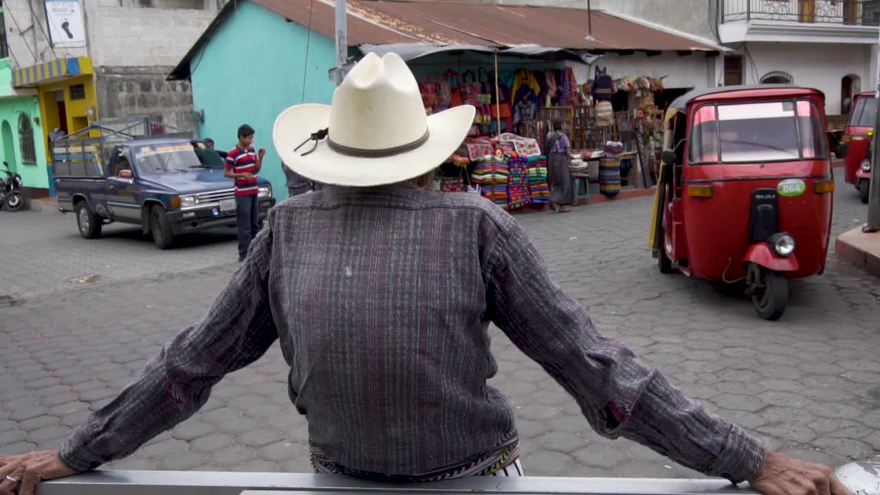 tuktuks가 과테말라 산티아고 아티틀란의 거리를 지나가는 동안 마야인의 슬로우 모션