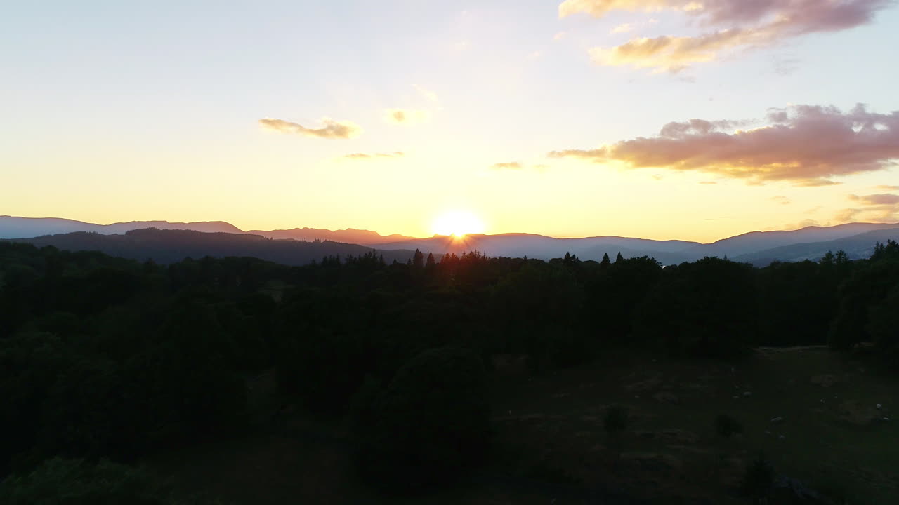 fotografía de un avión no tripulado de la puesta de sol sobre el lago windermere y el campo circundante, lake district, reino unido