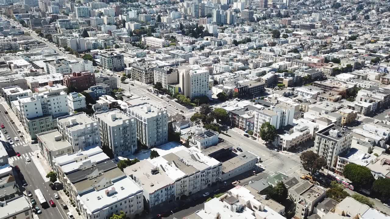 paneo aéreo del vecindario de san francisco para revelar el comienzo del centro y las montañas