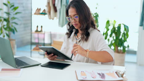 tableta, arte y mujer diseñadora en la oficina haciendo