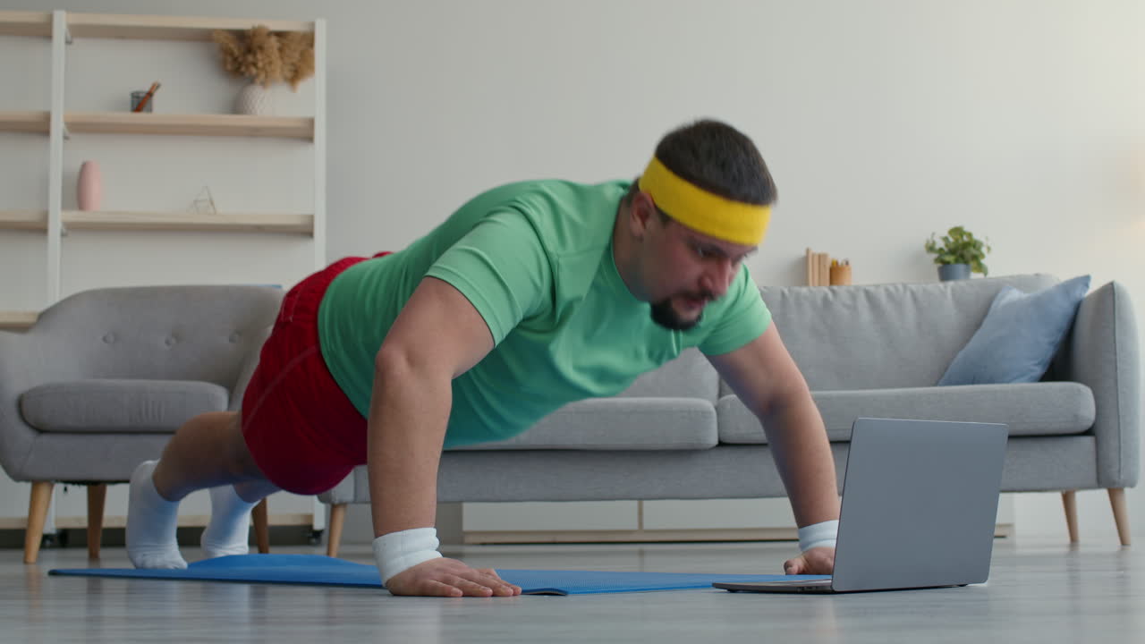 hombre haciendo flexiones en casa