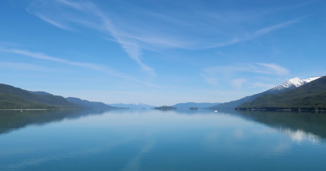 夏のアラスカの風景。エンディコットアームフィヨルドを航行し、ドーズ氷河へ向かう。
