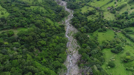 Panorámicas-Aéreas-En-El-Remoto-Valle-Del-Río-De-Montaña-En-Las-Tierras-Altas-De-Costa-Rica,-4k