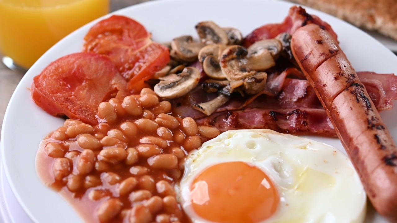 Colazione inglese completa rotante su tavolo di legno